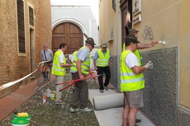 Cremona, Alpini all’opera da stamattina per ripulire i muri in zona Via Aselli