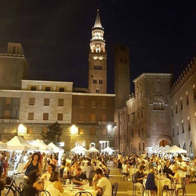 Ristoranti in Piazza Stradivari Cremona ringrazia Più di 300 persone a cena