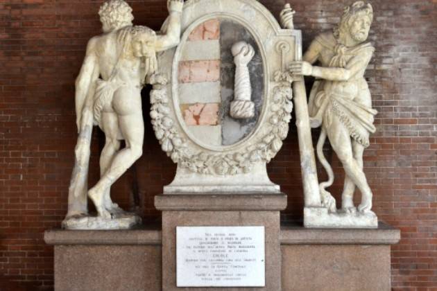 Cremona, parte il restauro della statua dei Due Ercoli alla Loggia dei Militi