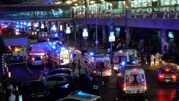 Aeroporto di Instambul. Almeno 36 morti e 147 feriti. Perché l’ISIS ha sferratto l’attacco?