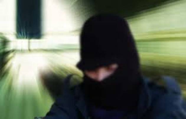 Monza - La Polizia denuncia un minorenne per rapina e lesioni gravi.