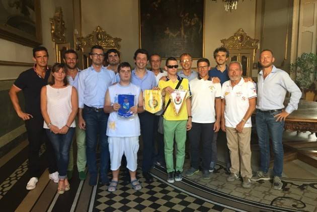 Galimberti riceve i ragazzi cremonesi che hanno remato fino a Venezia