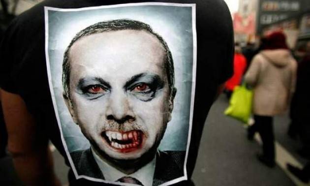 Erdogan: la metamorfosi dell’uomo eletto che diventa autoritario E l’Europa? Zitta !!