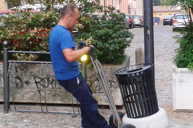 Cremona, è iniziata la posa dei cestini portarifiuti rimessi a nuovo