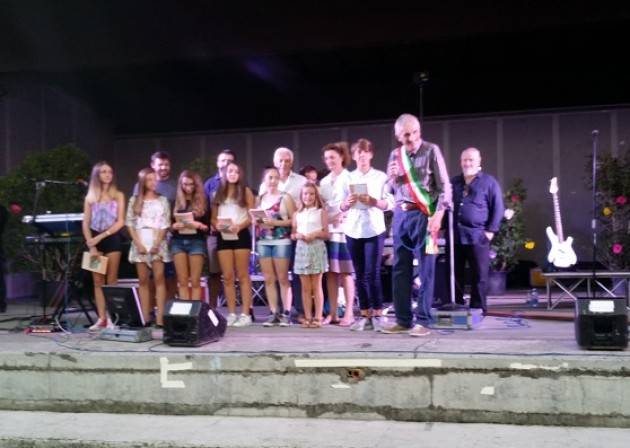 Spino Gli studenti di terza media fanno il pieno di 10: premiati i migliori in Carlotta
