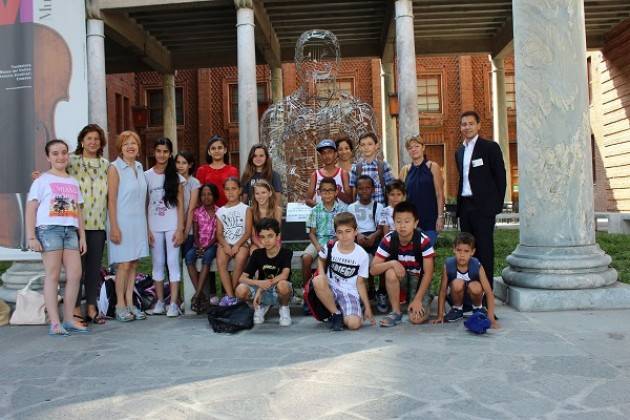 Cremona I ragazzi del corso di alfabetizzazione in visita al Museo del Violino