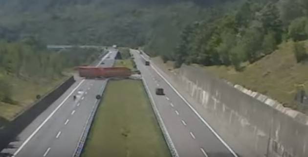 Tir di 18 metri fa inversione in autostrada (Video)