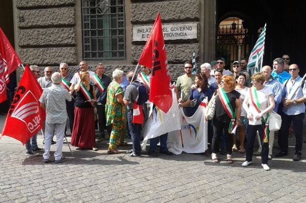 (Video) Cremona Il presidio di protesta dei lavoratori e dei Sindaci per i disservizi postali.