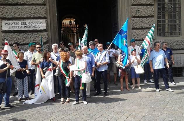 (Video) Cremona Il presidio di protesta dei lavoratori e dei Sindaci per i disservizi postali.