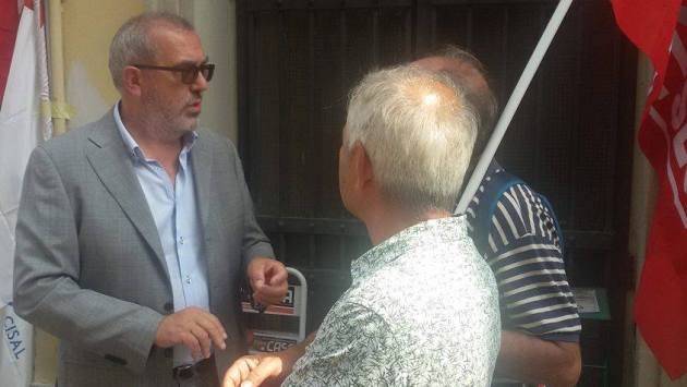 Franco Bordo (Sinistra Italiana) al presidio con i lavoratori di Poste Italiane