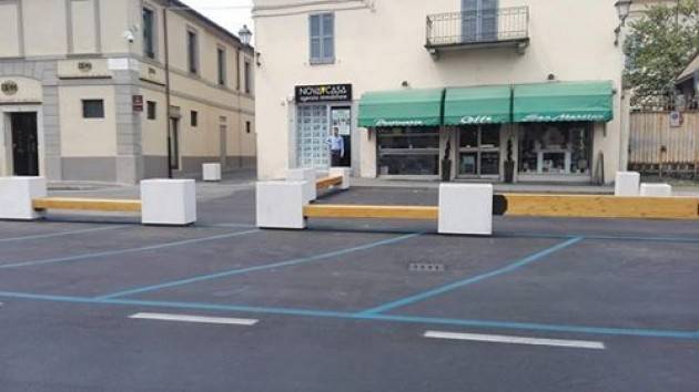 Crema  Piazza Giovanni XXIII cambia : posizionati i nuovi arredi . Soddisfazione di Fabio Bergamaschi