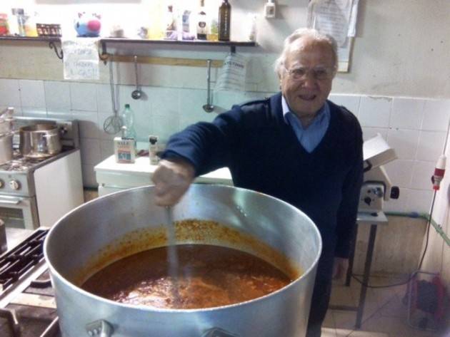 Legge sprechi alimentari: 86enne sfama 200 poveri al giorno con cibo invenduto (Video)