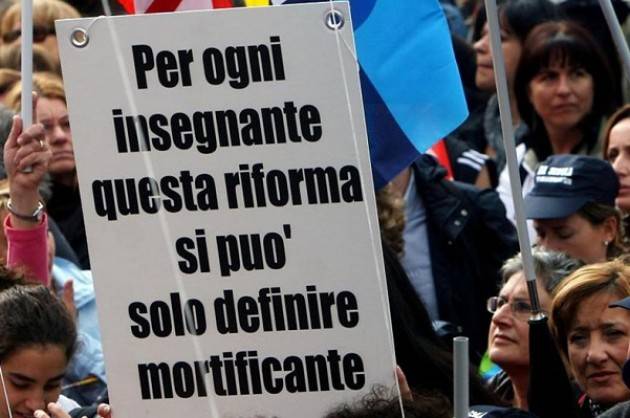 La protesta Scuola: insegnanti in piazza contro l’esodo al Nord