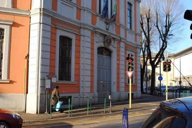 Cremona Palestra scuola elementare Trento Trieste Prevista anche la bonifica del tetto degli spogliatoi di A.Virgilio