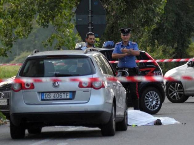 Trovato su auto rubata, scappa a piedi: 40enne muore nella sparatoria