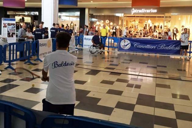 Cremona, esibizione di tennis in carrozzina al Centro Commerciale CremonaPo
