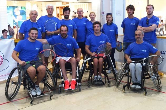 Cremona, tennis in carrozzina: bene l’esibizione al Centro Commerciale