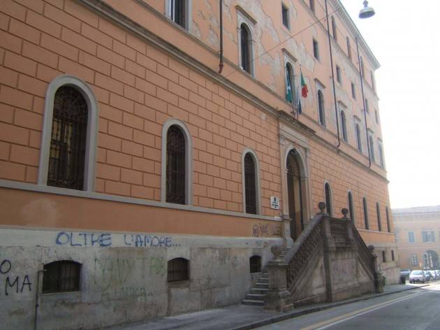A Cremona Il degrado della ‘Scuola Media Vida’ è solo di facciata…