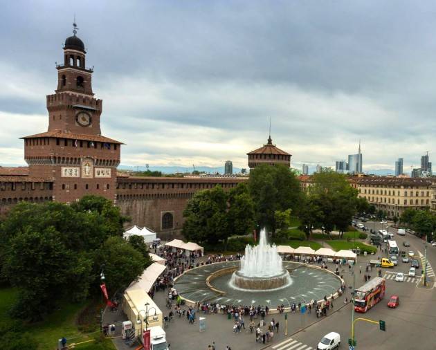 Milano . PIAZZA CASTELLO. AL VIA LA PRIMA SELEZIONE DELLE PROPOSTE PER LA RIQUALIFICAZIONE