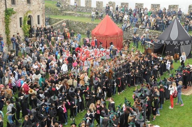 9 ottobre: bimbi e adolescenti in costume alla Rocca di Lonato del Garda (Bs)