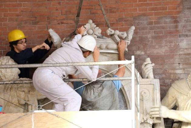 Cremona Ricollocata la corona restaurata dei ‘Due Ercoli’, a giorni l’inaugurazione
