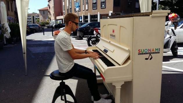 Suonami. Piazza che vai pianoforte che trovi di nuovo a Cremona