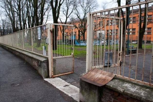 Il giardino della scuola Bissolati di Cremona va proibito ai cani