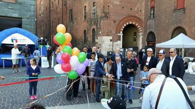 Il sindaco di Cremona Gianluca Galimberti  taglia il nastro della 25° Festa del Volontariato