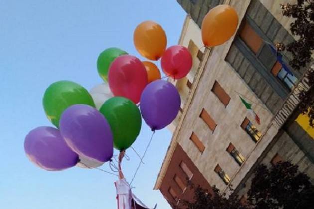 Il sindaco di Cremona Gianluca Galimberti  taglia il nastro della 25° Festa del Volontariato