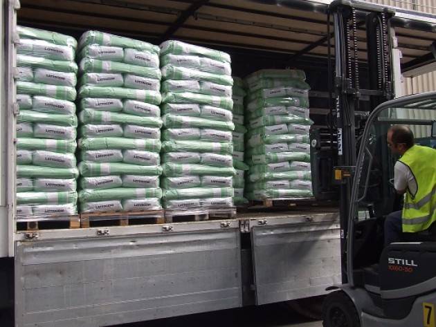 Dal mangimificio di Cremona sono partiti 150 quintali per allevatori zone terremotate