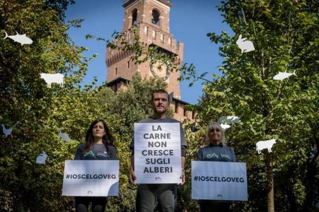 Milano, flash mob di Essere Animali per la Giornata Mondiale degli Animali