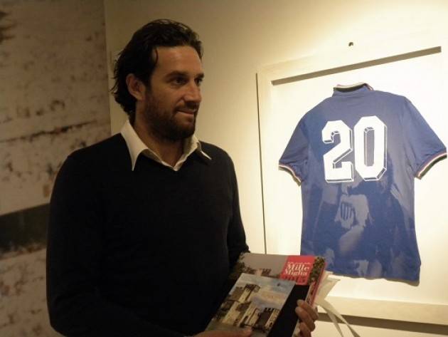 Luca Toni in visita alla mostra di Paolo Rossi a Sirmione