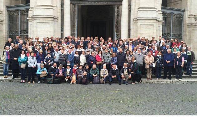 Cremona, foto di gruppo dei pellegrini cremonesi a Roma con il vescovo Napolioni