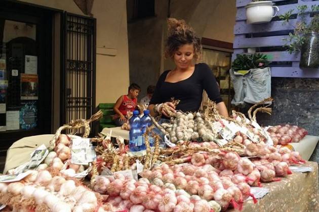 Marcela Velaj mostra orgogliosa il suo aglio