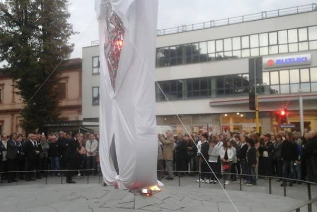 (Video) Cremona  ‘Violinone di Palù’ I pareri si contrappongono .  Da ‘E’ una meraviglia’ a ‘Che schifo’