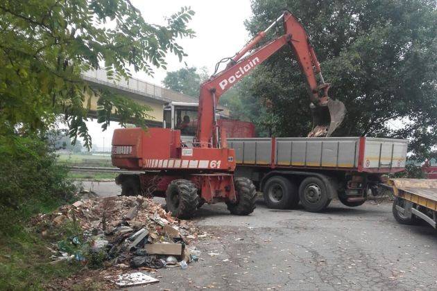 Cremona, al via la rimozione dei rifiuti in Via Riglio