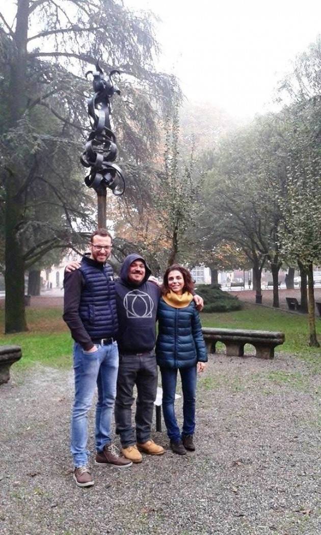 Un fiore per Crema, ai giardini di Porta Serio ‘sboccia’ la scultura dell’artista Demis Martinelli