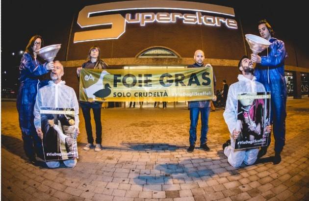 No alla vendita di FOIS GRASS Flashmob di Essere Animali a Milano