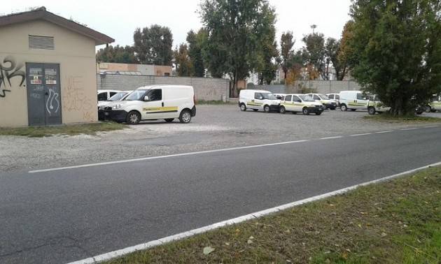 Cremona Il parcheggio di Via dei Cipressi diventa deposito privato delle auto delle Poste Italiane Come mai?