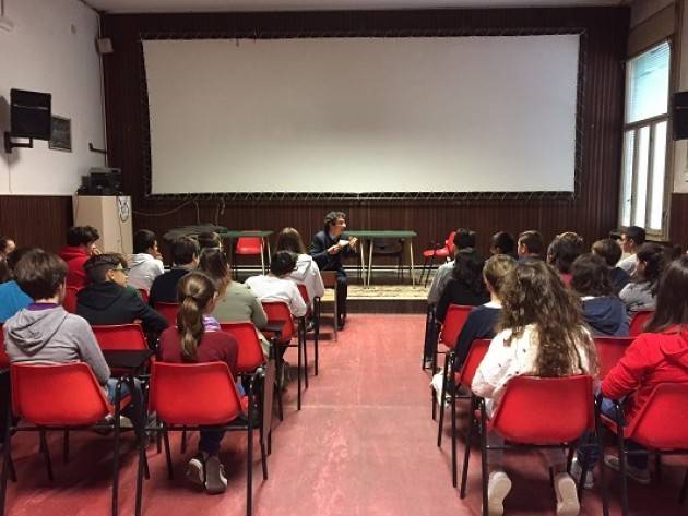 Cremona Libriamoci: Il Sindaco  Galimberti alla Virgilio legge ‘L'amico ritrovato’