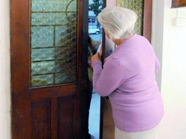 Anziana capisce il raggiro e chiama la polizia, arrestato truffatore