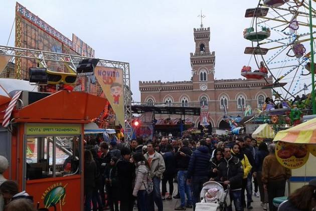Casalmaggiore Un pienone il primo giorno della  fiera di San Carlo  che chiuderà 6 novembre 2016