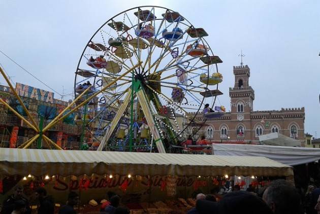 Casalmaggiore Un pienone il primo giorno della  fiera di San Carlo  che chiuderà 6 novembre 2016