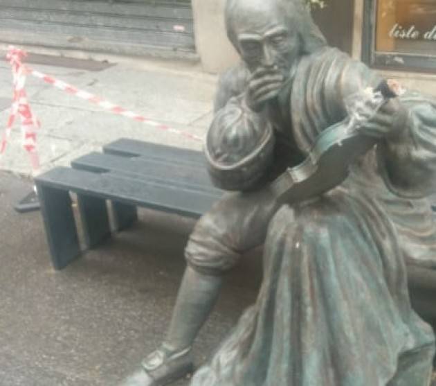 Statua Stradivari deturpata Non cedere ai vandali di Paolo Carletti