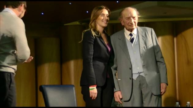 (Video) Cremona Basta un SI standing ovation per Mario Coppetti (103 anni) all'incontro con la Boschi