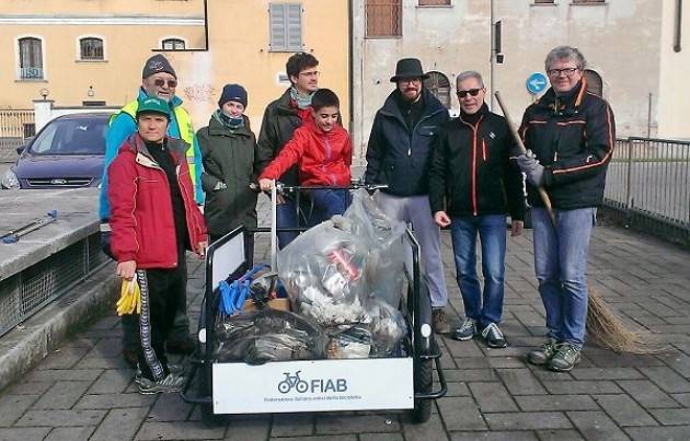 Crema Ecozioni  I volontari hanno pulito il piazzale della stazione