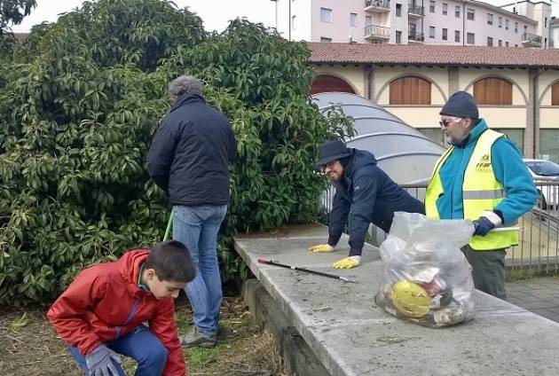 Crema Ecozioni  I volontari hanno pulito il piazzale della stazione