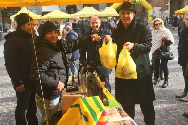 Cremona, in tantissimi ieri in Piazza Stradivari per Coldiretti-Campagna Amica