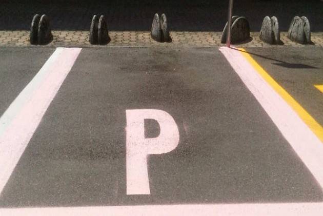 Spino Meglio una pensilina in più e due parcheggi in meno, o una pensilina in meno e due parcheggi in più?