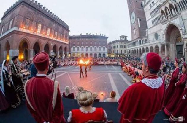 La Festa del Torrone 2016 di Cremona parte con il botto. Un pienone